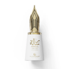 100 ml "Le Falconé Risala For You" buteliuko su auksiniu plunksnakočio dangteliu vaizdas iš arti. Švari studijoje daryta 100 ml buteliuko "Risala For You" nuotrauka perfume buteliukas, išryškinantis elegantišką baltą kūno ir įmantrus, skulptūriškas auksinis fontaninio rašiklio plunksnos dangtelis, kuris apibūdina šį unikalų nišinį aromatą.