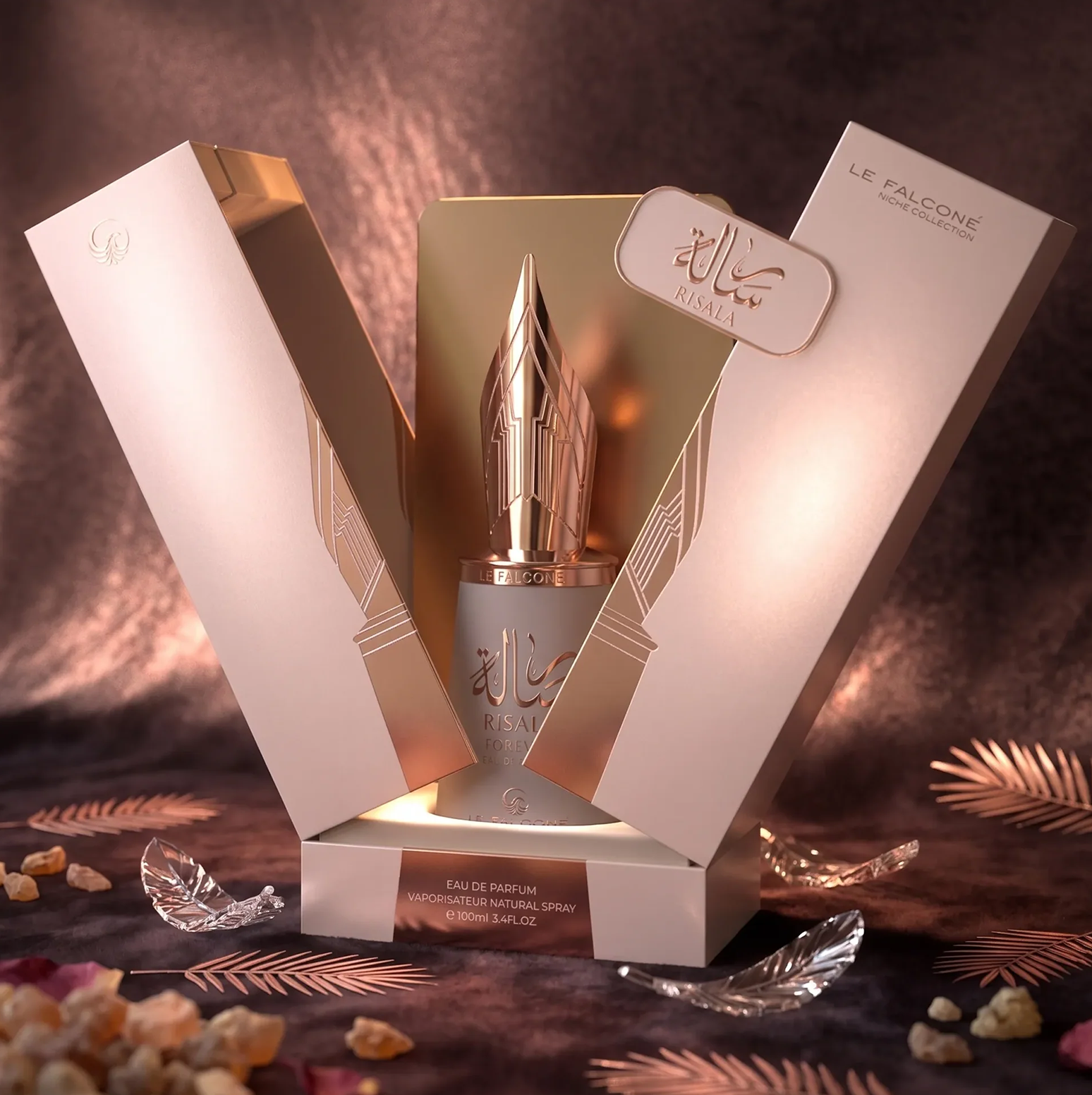 Prabangus "Risala Forever" produkto pristatymas parfumuotas vanduo, su 100 ml buteliuku su firminiu plunksnakočio dangteliu, kuris yra elegantiškoje dovanų dėžutėje kartu su dekoratyviniais akcentais.