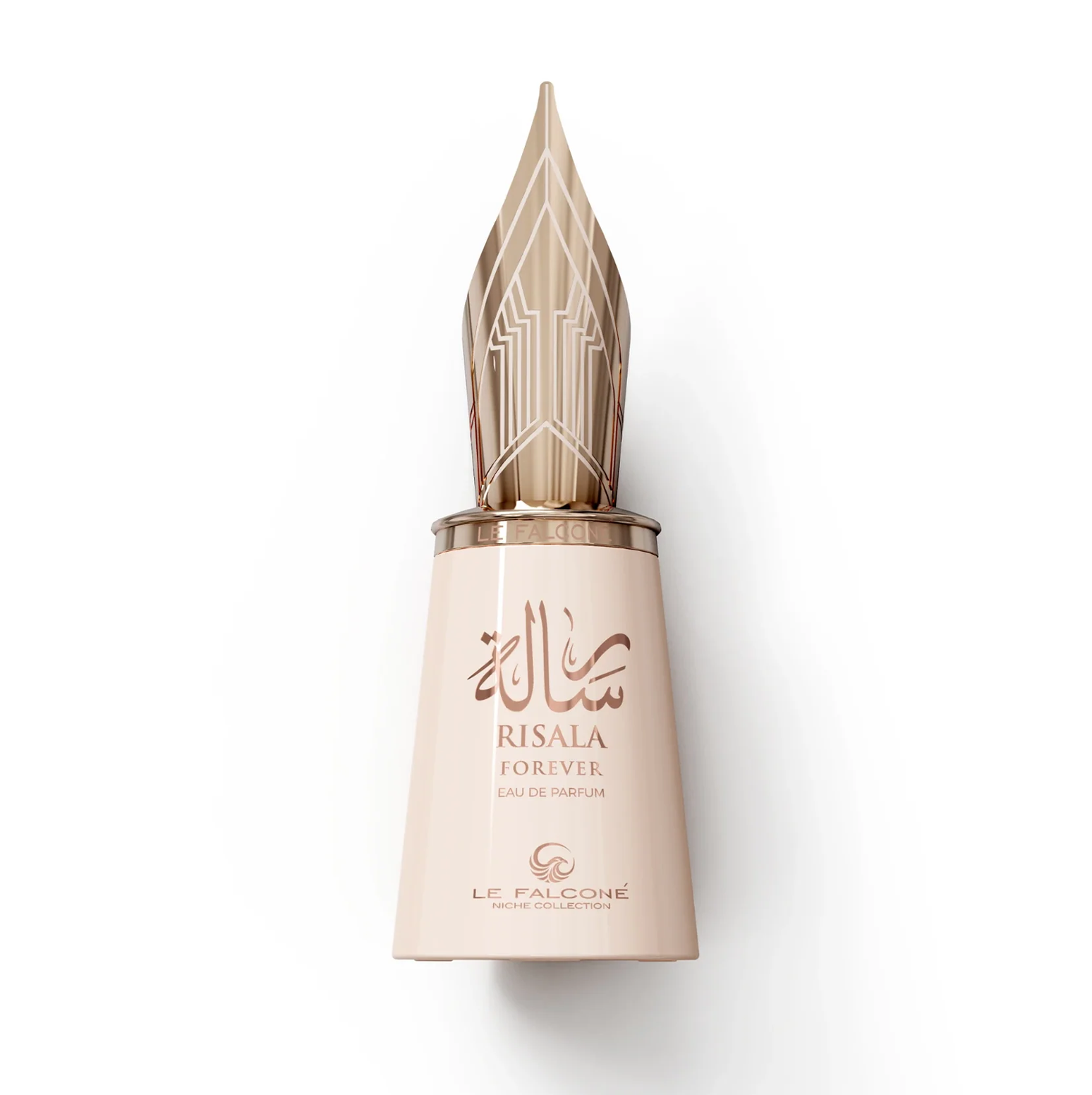 100 ml talpos "Le Falconé Risala Forever" buteliuko su auksiniu plunksnakočio formos dangteliu vaizdas iš arti. Švarus studijinis 100 ml buteliuko "Risala Forever" kadras perfume buteliukas, išryškinantis jo elegantišką kūno ir įmantrus, skulptūriškas auksinis fontaninio rašiklio plunksnos dangtelis, kuris apibūdina šį unikalų nišinį aromatą.